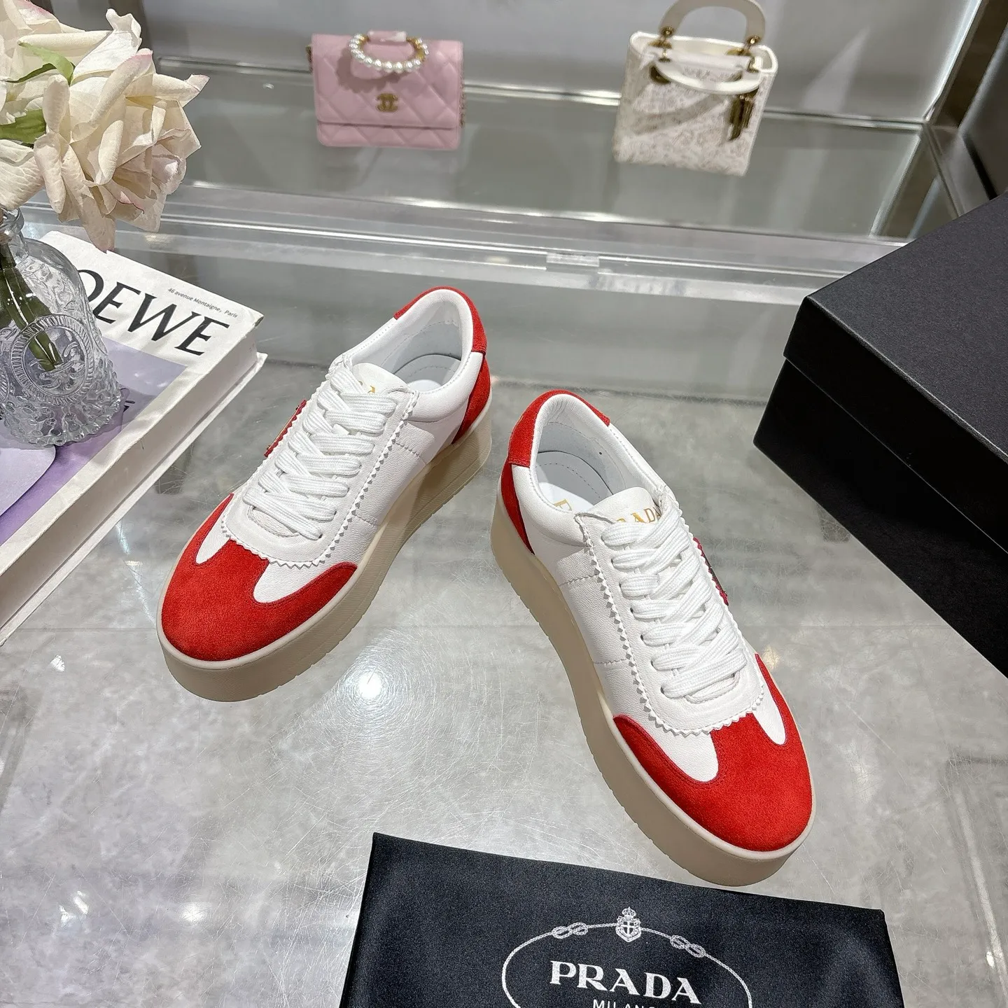 👟👟Ex-factory price 540👟👟 Prada 25 new thick-soled casual sneakers. This sneaker continues the timeless silhouette and is a new classic item. Crafted from leather to enhance style. The style is light, with a triangle buckle logo and a 5CM thick sole. It is suitable for all seasons and can be matched with all kinds of casual styles. In an era where various styles are full of attention, the most long-term companion and the one that captures people's hearts bit by bit is undoubtedly the white shoe. Fabric: Cowhide Lining: Sheepskin Outsole: Original TPU two-color outsole Sole thickness: 5CM Size female 35-40